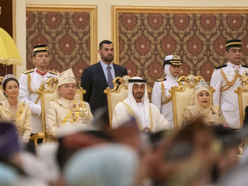 الشيح محمد بن زايد يحضر مراسم تنصيب ملك ماليزيا